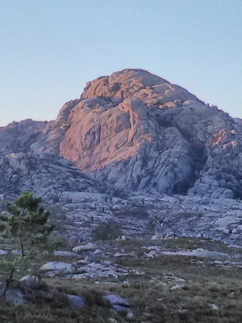 Montagne scrutant le ciel au bord du lac de Peneda