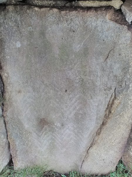 pierre gravée en forme de vagues dans un dolmen au Portugal