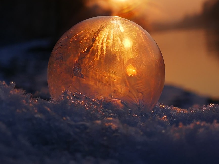 bulle de glace illuminée reposant sur la neige